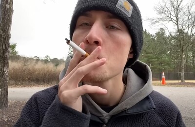 Лечение зависимости от табакокурения в Нерюнгри Мужчина с сигаретой делает затяжку