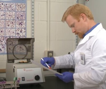 Клиника лечения наркозависимости в Нерюнгри Врач в кабинете клиники