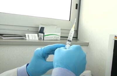 Проведение кодирования Вивитролом в Нерюнгри Шприц с Вивитролом в руках у врача